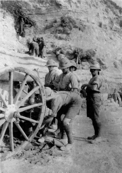 Soldaten repareren een kanon tijdens de Eerste Wereldoorlog, 1915 door English Photographer